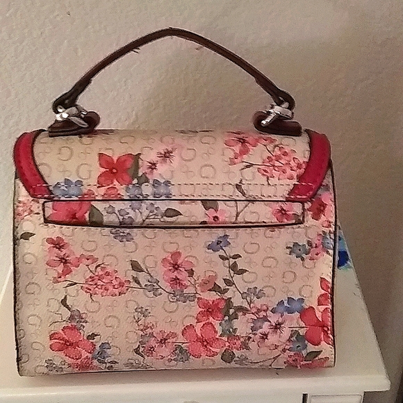 Small Guess purse, the long strap is removable and adjustable. - Picture 2 of 3